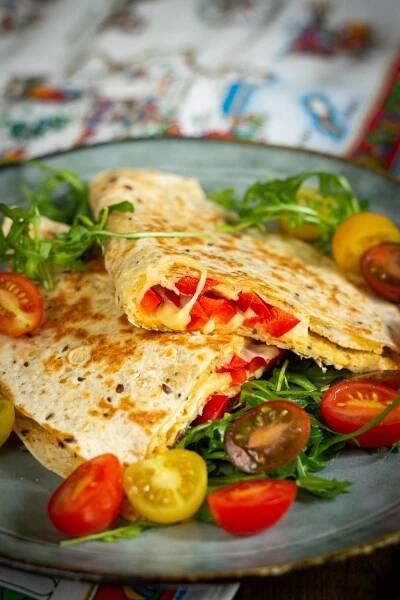 Tortilla na omlecie z dodatkami-szybkie i pożywne śniadanie, bogate w białko i warzywa