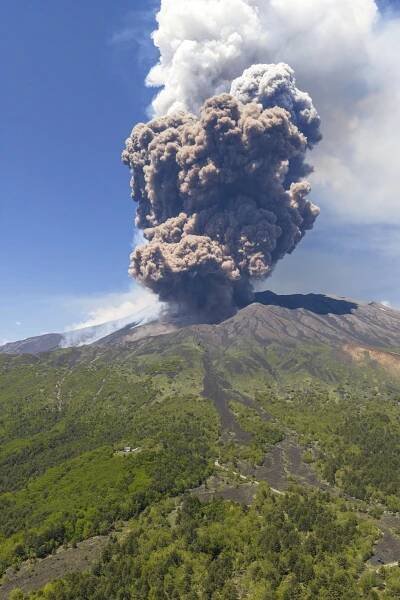 Etna se probudila. Výbuch vyděsil turisty, zřítila se stěna jednoho z kráterů