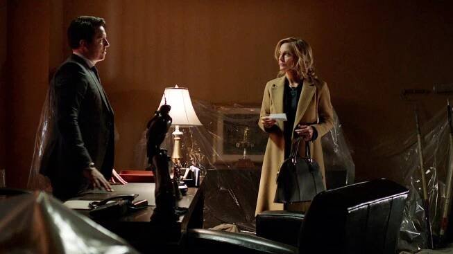 Arrow - Zrada - Z filmu - John Barrowman, Susanna Thompson