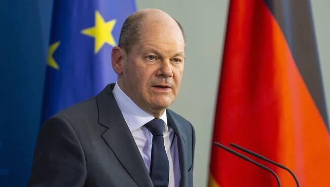 Nemecko: Exkancelár Scholz varoval spolustraníkov pred ilúziami o zámeroch Ruska