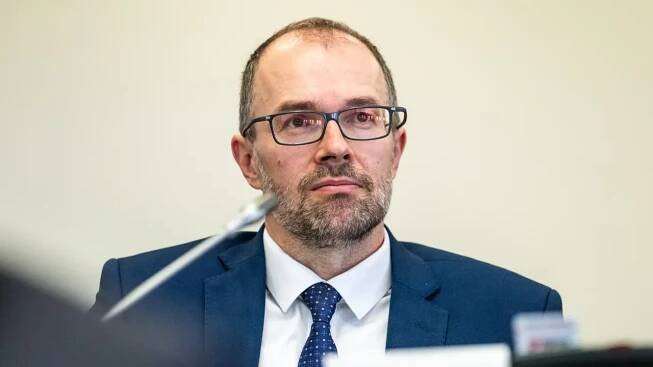 Policie stíhá muže, který napadl a zranil starostu Dvora Králové