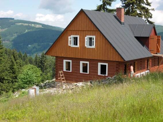 Na začátku byl sen manželů Podroužkových – Roubenky ŽIVA