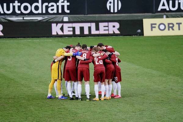 V utkání fotbalové Fortuna ligy hostili v neděli 21. března fotbalisté českobudějovického Dynama (v pruhovaném) pražskou Spartu.