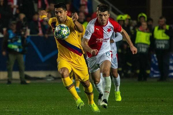 Fotbalový zápas skupiny F (liga mistrů), SK Slavia Praha - FC Barcelona, 23. října 2019 v Praze. Na snímku zleva Louis Suaréz, Ondřej Kúdela.