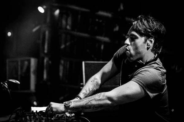 Soubor:Sebastian Ingrosso playing live at Ushuaia Ibiza.jpeg – Wikipedie