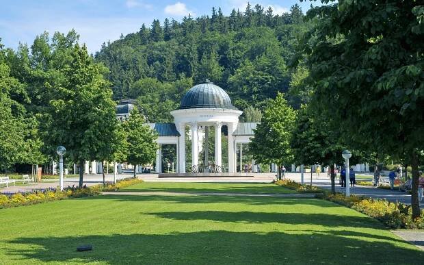 Mariánské Lázně: 5* Hotel Esplanade Spa & Golf Resort s bazénem, Římskými lázněmi a procedurou + snídaně