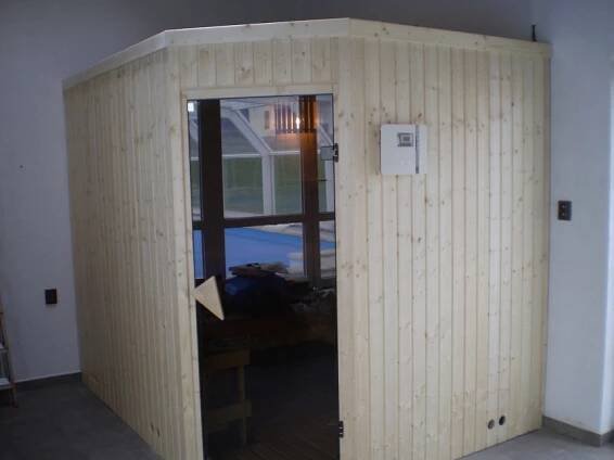 Rohová finská sauna severský smrk ruční česká výroba na míru. Rohová finská sauna severský smrk