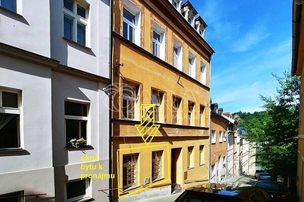 Pronájem rekonstruovaného bytu 1+kk, 21 m2, Karlovy Vary, částečně zařízený – QARA