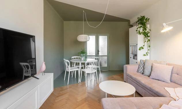 Panelákový byt pro mladou slečnu zdobí po rekonstrukci zelený pruh a růžové akcenty – DesignMag.cz