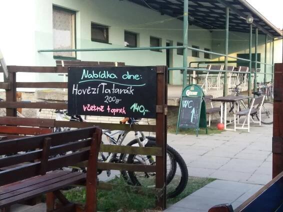 Hospůdka na hřišti v Ostrožské Nové Vsi láká na burgery i tatarský biftek