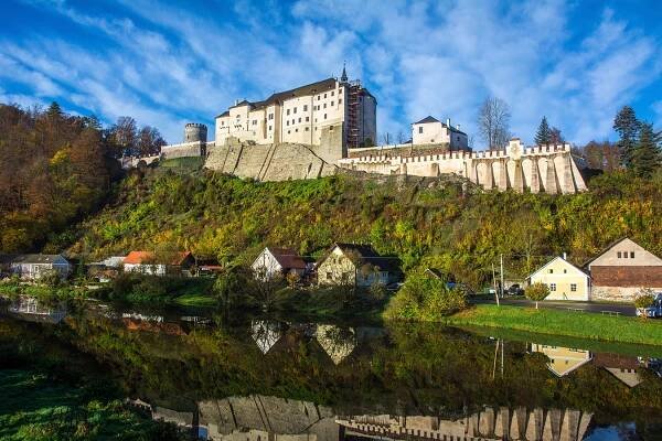Hrad Český Šternberk - při pohledu přes řeku Sázavu