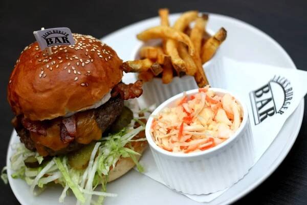Cheeseburger menu v jedné ze 2 ostravských poboček vyhlášené burgrárny