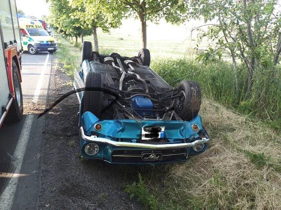 Auto převrácené na střeše a v příkopu – Cysnews
