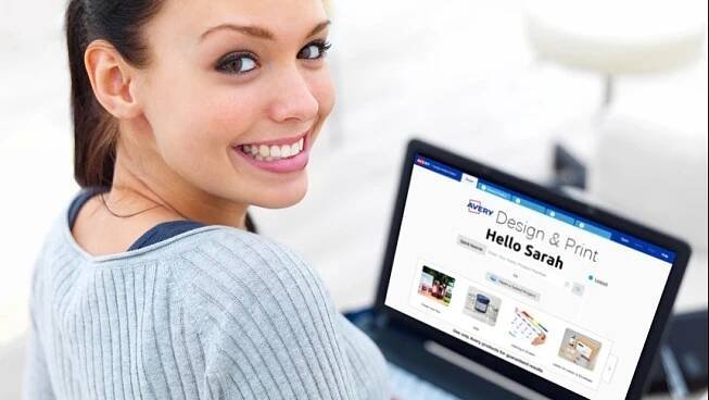 Žena používající software Design & Print na laptopu
