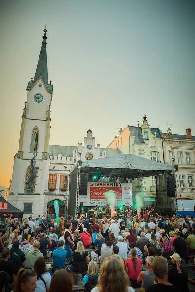 Jubilejní Pivofest slavil s Wohnouty a nabídl i exhibici dřevorubců | Trutnovinky