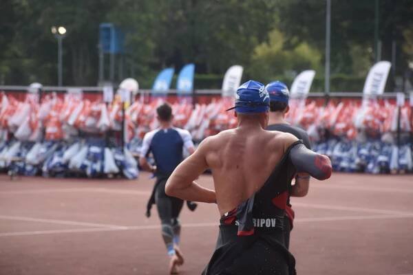 Slavný triatlonový závod Ironman 70.3 se vrací do Hradce
