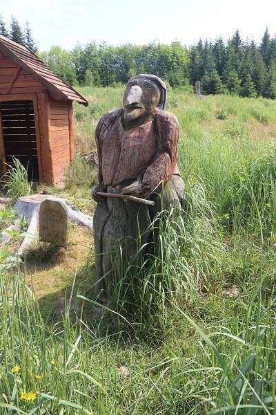 Soubor:Overview of statue of Ždibula kořenářka at Pohádková stezka Panenská near Panenská, Jemnice, Třebíč District.jpg