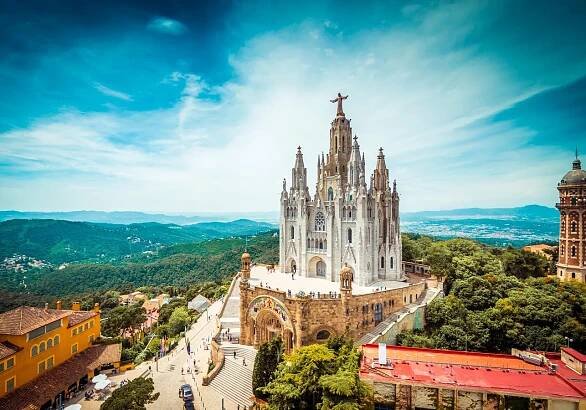 Descargar - Iglesia del Tibidabo en la montaña de Barcelona con la estatua de Cristo que domina la ciudad — Imagen de stock