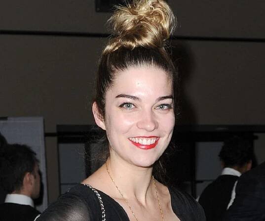 Annie Murphy Biography – Facts, Childhood & Career of the Canadian Actress