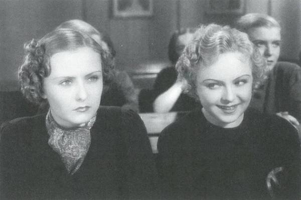 Hana Vítová (vlevo) a Věra Ferbasová ve filmu Sextánka z roku 1936