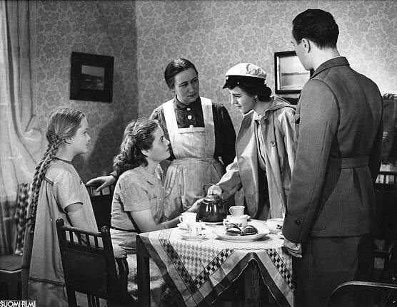 Tuulikki Schreck, Irma Seikkula, Varma Lahtinen, Sirkka Sari, Olavi Reimas - Rikas tyttö - Z filmu