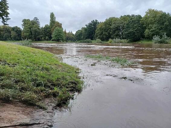 VIDEO, FOTO: Labe v Hradci stoupá, situace zatím není nijak dramatická