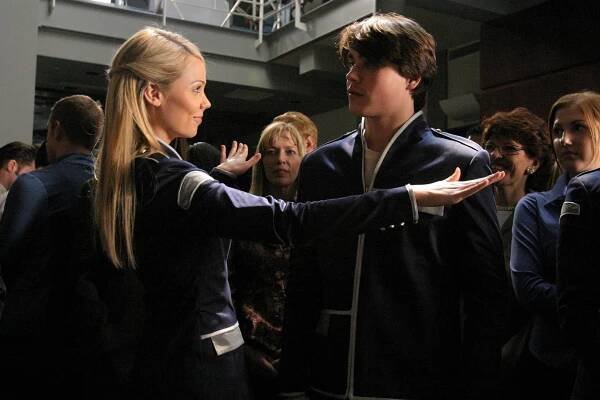 V - Pilot - Z filmu - Laura Vandervoort, Logan Huffman