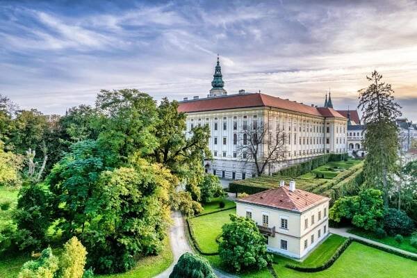 Podzámecká zahrada v Kroměříži je stylový krajinářský park a je zde vysázeno přes 200 druhů vzácných stromů z různých částí Evropy, Ameriky i Asie (zdroj: Arcibiskupský zámek Kroměříž)