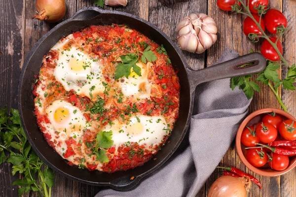 Mňam tip na dnešní večeři: Shakshuka s vejci a rajčaty - iMnam.cz