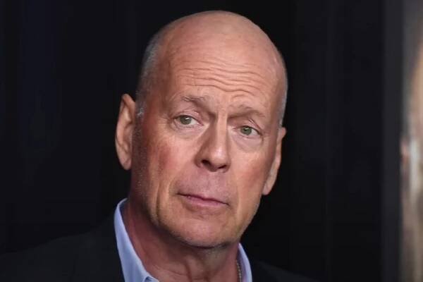 Nemocný Bruce Willis byl při procházce zachycen objektivy paparazzi: Jak se změnil slavný herec - Zivot