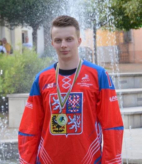 Specialistům hokejistům dělá problém náš lehčí puk, vysvětluje mistr světa v in-line hokeji Jakub Bernad