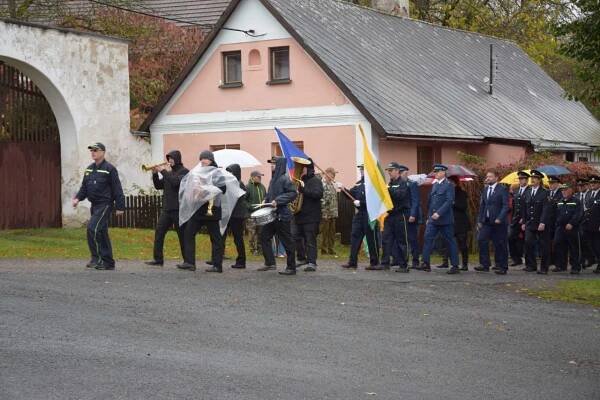 Kladení věnců - Oficiální stránky obce Hvožďany