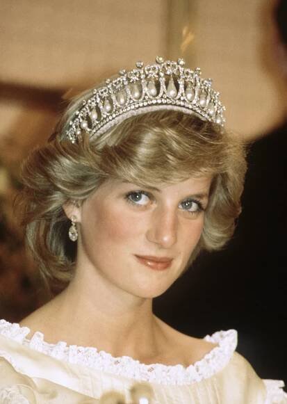 Headpiece, Hair, Hair accessory, Clothing, Tiara, Hairstyle, Fashion accessory, Bridal accessory, Beauty, Headgear,