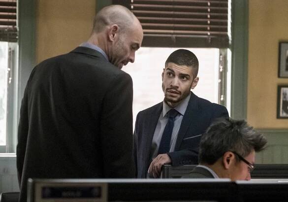 Arrow - Obavy ze zbraní - Z filmu - Paul Blackthorne, Rick Gonzalez