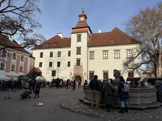 Třeboňský zámek žije adventními trhy. Zlobivé děti spolkne Čertovské sklepení
