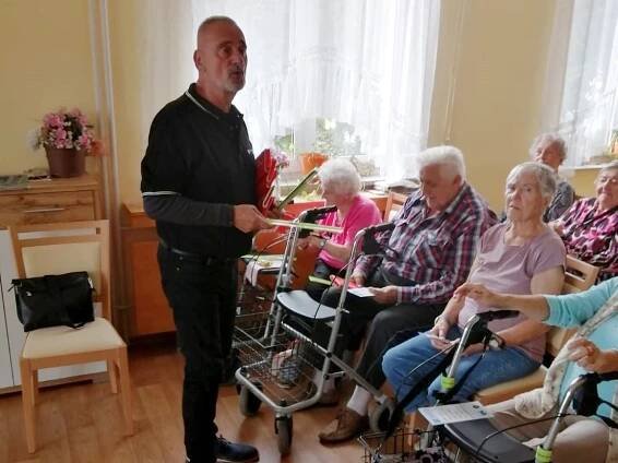 Strážníci poučili seniory, aby nenaletěli podvodníkům
