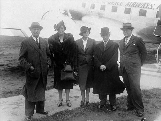 Category:Black and white photographs of people wearing hats - Wikimedia Commons
