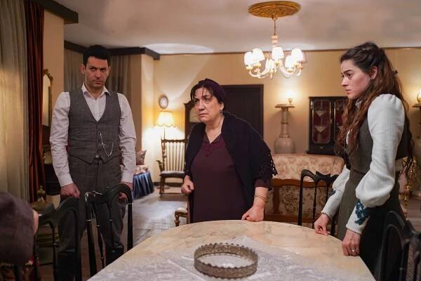 Aziz - Z filmu - Murat Yıldırım, Simay Barlas