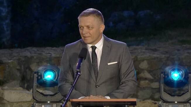 Fico se poprvé od atentátu objevil na veřejnosti. A ve svém stylu