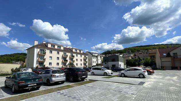 Luhačovice po rekonstrukci zvýšily kapacitu parkoviště za obchodním centrem