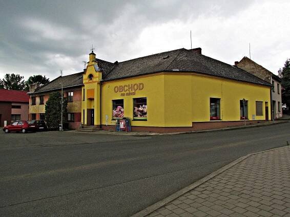 Fotogalerie Kostelec u Holešova - náměstí - největší dominanta obce - chrám sv.Petra a Pavla - č. 2303375 | Turistika.cz