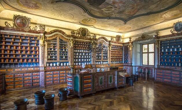 Kuks - historická lékárna U Granátového jablka. České farmaceutické muzeum 