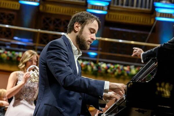 127. sezona České filharmonie. Zazní Mahler, Šostakovič i Suk, rezidenčními umělci budou Rattle a Kožená – KlasikaPlus.cz