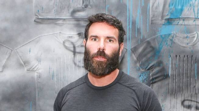 VIDEO: Provokatér Dan Bilzerian těžce přestřelil. Vážně srovnává opatření proti covidu k nacismu?