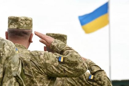 Ukrajinští vojáci dávat pozdrav. Vlajka Ukrajiny — Stock obrázek