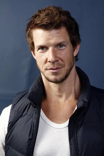 Seriálová hvězda Eric Mabius vyrval ženě vlasy během rvačky v baru: Policejní snímek opilému herci v kariéře nepomůže