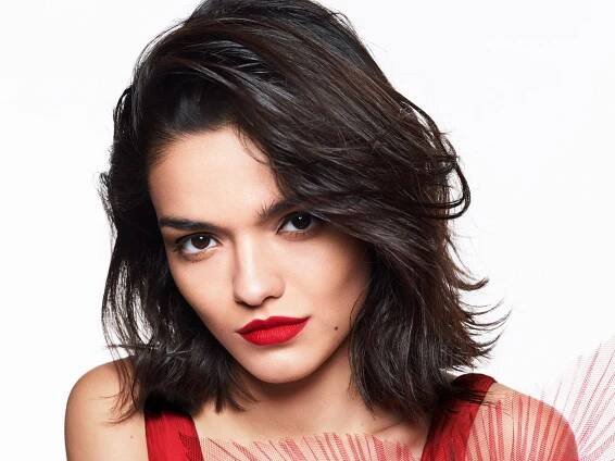 Rachel Zegler on ‘West Side Story’ Lipstick, ‘Y2K’ Butterfly Clips, and Gloria Estefan’s Enviable Hair