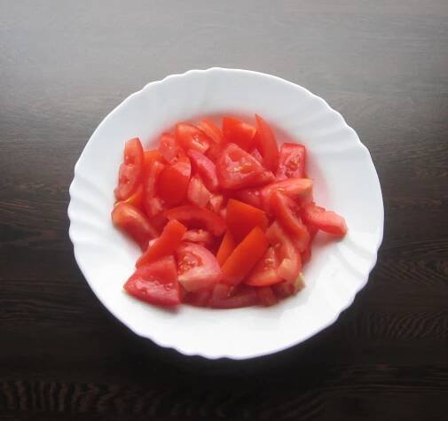 Jak připravit rajčatový salát s hermelínem | recept na vydatný salát | jaktak.cz