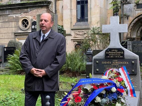 Pietní akt připomněl u zrekonstruované hrobky výročí úmrtí obhájce Auředníčka - Advokacie - Advokátní deník