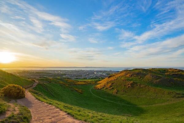 Virtual Hike of Arthur's Seat in Edinburgh Scotland - Bedlam & Daisies